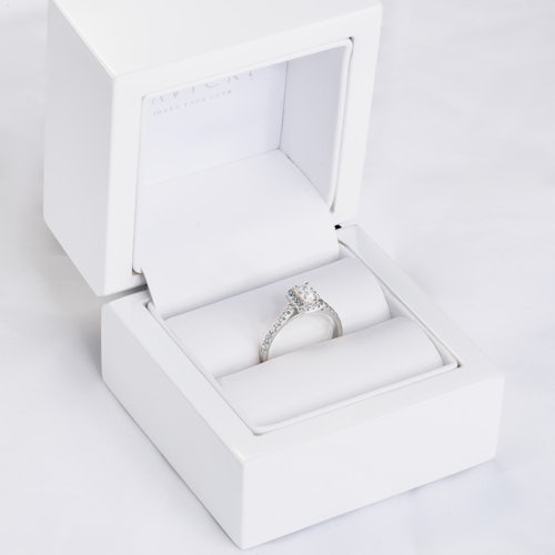 Pierścionek zaręczynowy SAVICKI: białe złoto, biały szafir z diamentami